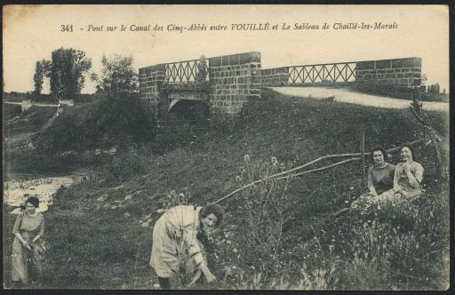 Le pont sur le canal des Cinq Abbés entre Vouillé-les-Marais et le Sableau.